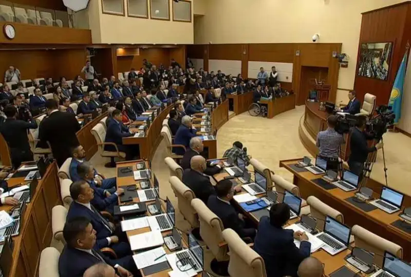 جاڭا سايلانعان ءماجىلىس دەپۋتاتتارى انت بەردى