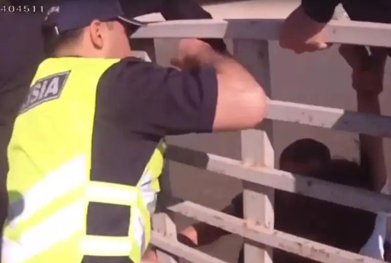 Taldyqorǵanda polıtsııa kópirden sekirmek bolǵan qyzdy qutqardy