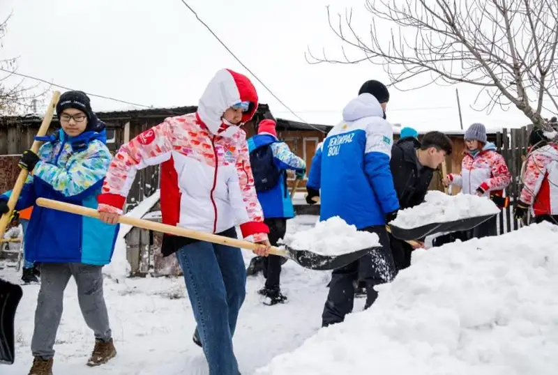 Волонтеры очистили от снега дворы пожилых людей в столице