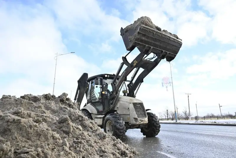 В Актобе не хватает техники для очистки снега