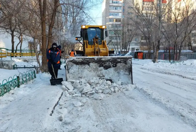 Около двух тысяч дорожных рабочих вышли на уборку снега в Астане