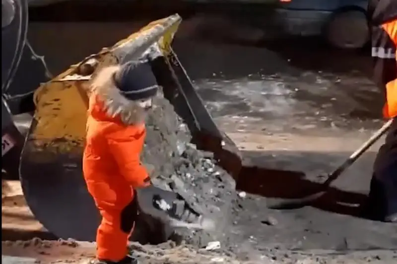 Qar tazalaýshylarǵa kómektesken kishkentaı pavlodarlyq kópshilikti súısindirdi