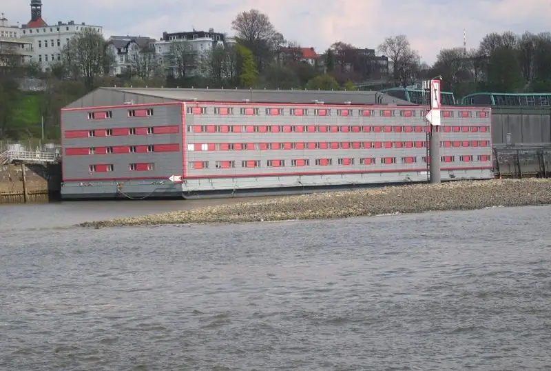 Дом-баржа для мигрантов появилась в Англии