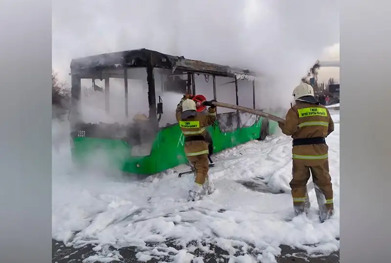 Пассажирский автобус сгорел в Алматы: акимат озвучил подробности