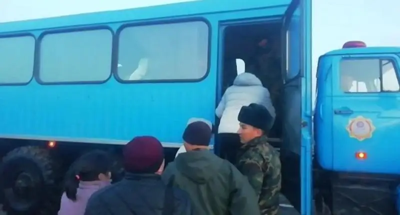 Спасатели перевозят жителей через подтопленную дорогу в Жетысуской области