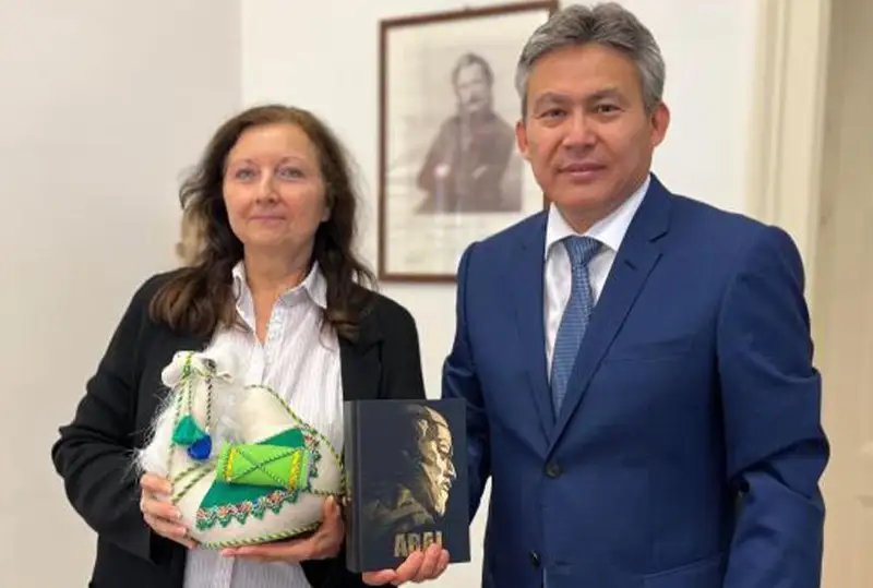 Абай китоблари Словакиядаги энг йирик илмий кутубхонага топширилди