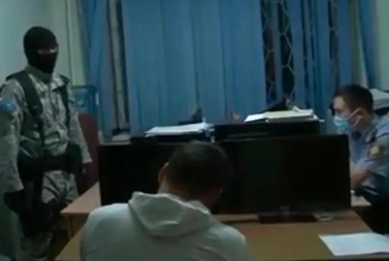 Восемь серийных интернет-мошенников задержали в Карагандинской области