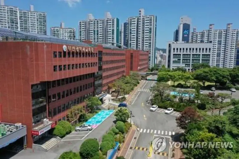 Жанубий Кореяда бошланғич синф ўқувчиси дарс пайтида ўқитувчисини калтаклади