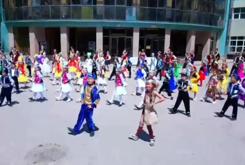 الماتىدا بالالاردى قورعاۋ كۇنىنە وراي ەرەكشە فلەشموب باستالدى