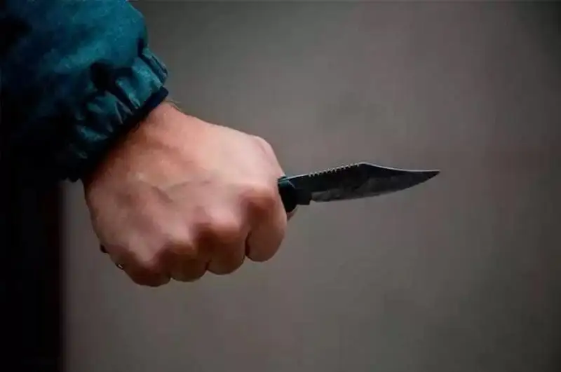 Qyzylordada polıtsııa qyzmetkerin pyshaqtap ketti