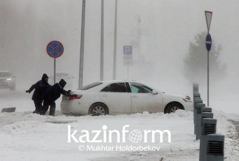 Снежные заносы и метели: как в Казахстане борются с последствиями непогоды