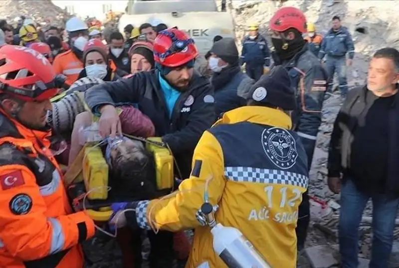 Спустя 205 часов после  землетрясения женщину спасли из-под завалов в Турции