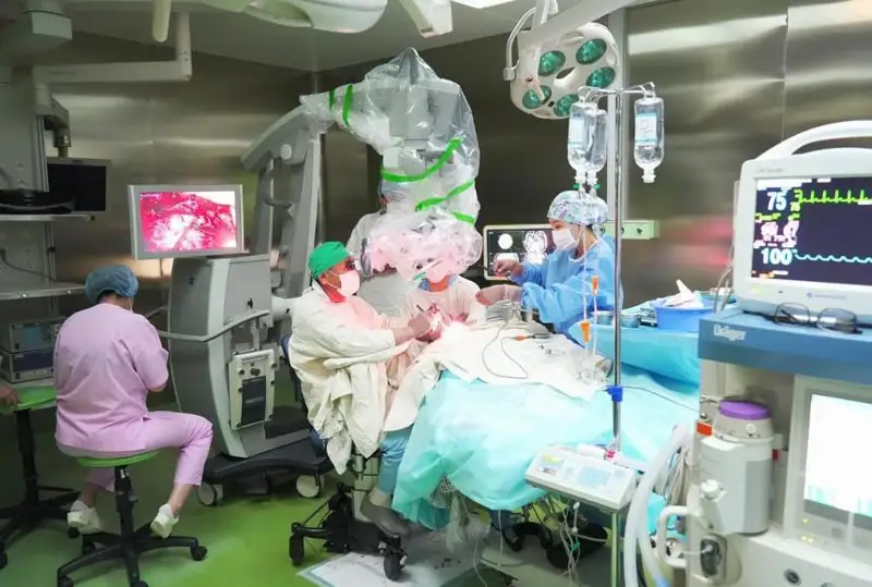 بالا كەزىنەن تالماسى بار بويجەتكەننىڭ ميىنا وتا جاسالىپ، ۇستاماسى باسىلعان