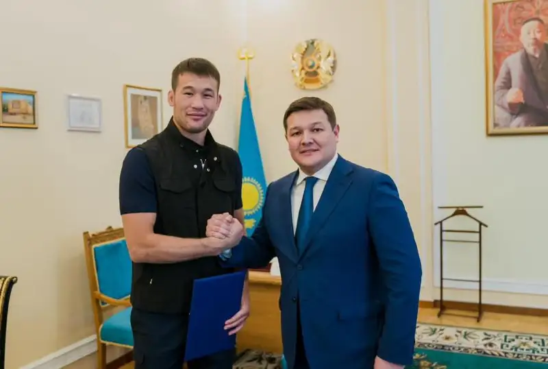 Shavkat Rahmonov memleketten qarjylandyrý aldy – mınıstr sportshymen kezdesti