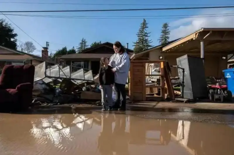АҚШда ноқулай об-ҳаво: Калифорнияда дарахтлар қулаши оқибатида беш киши ҳалок бўлди