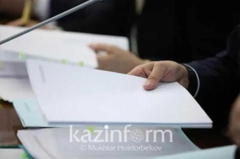 BQO máslıhatyna bir mandattyq okrýgter boıynsha saılanǵan depýtattarmen qatar tórt partııa ókilderi ótti