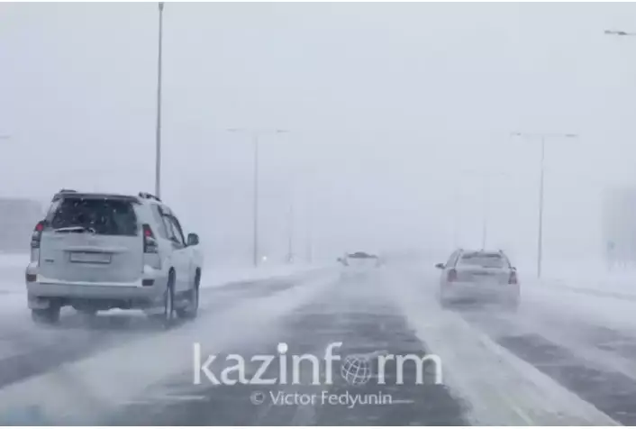 قازاۆتوجول جولاۋشىلار اۆتوبۋسىنىڭ قوزعالىسىنا تىيىم سالادى