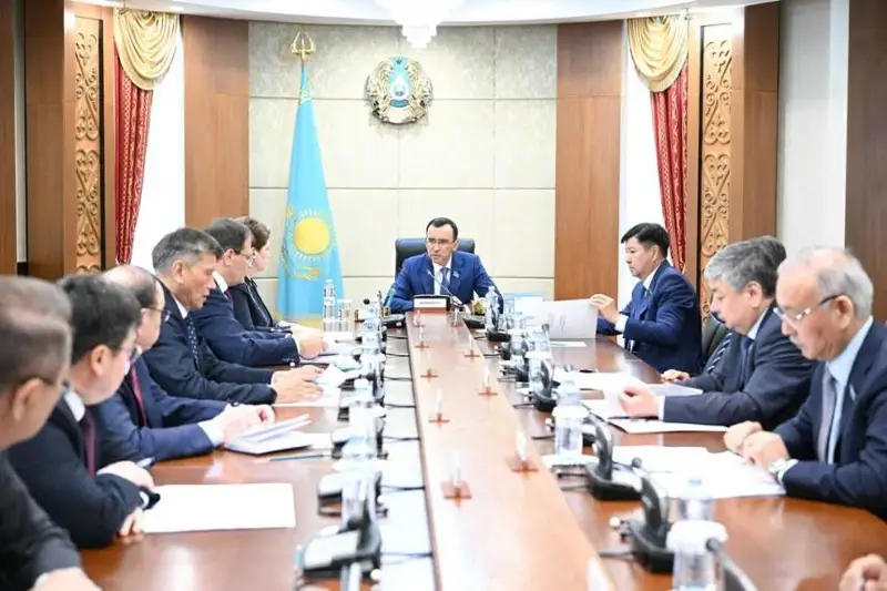 参议院议长主持召开主席团会议