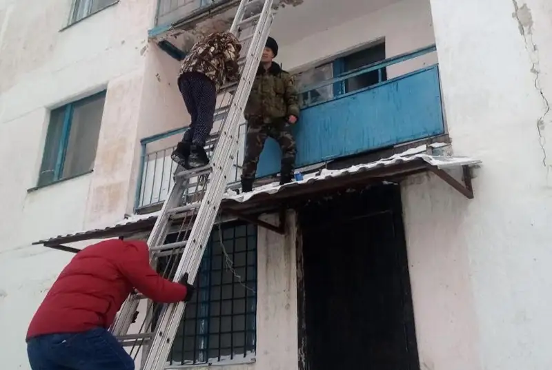 51 человек эвакуирован сотрудниками МЧС из пожара в Костанае