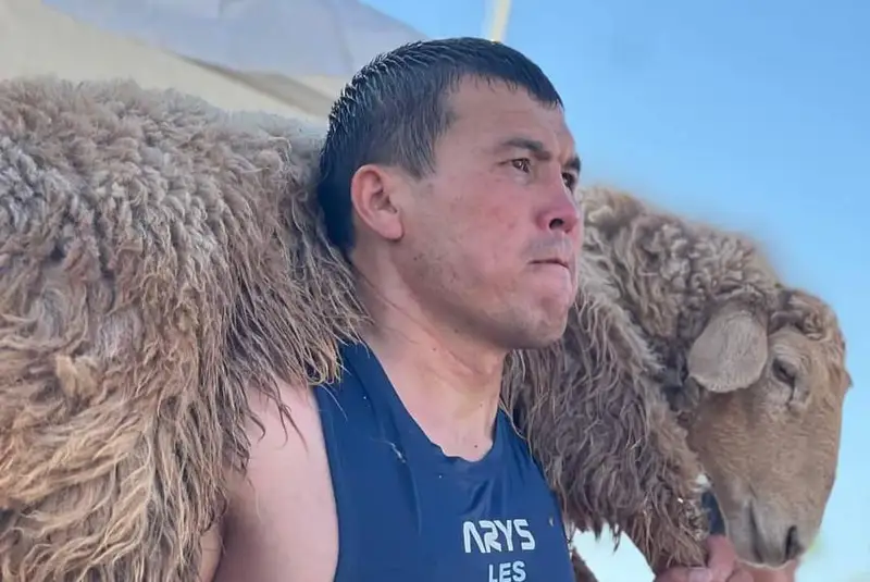 40 килограммлик қўчқорни 3555 марта кўтарган қозоғистонлик рекордлар китобига кирди