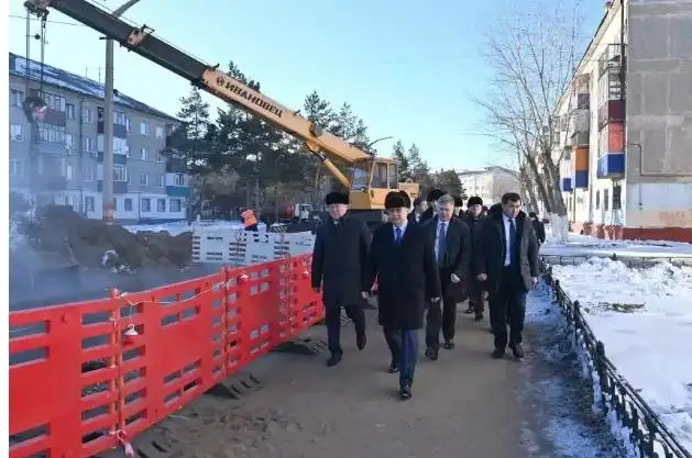 托卡耶夫总统视察鲁德内供暖系统修复情况