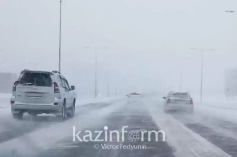 Shyǵys Qazaqstanda qar kóshkini qaýpine baılanysty jabylǵan jol ashyldy