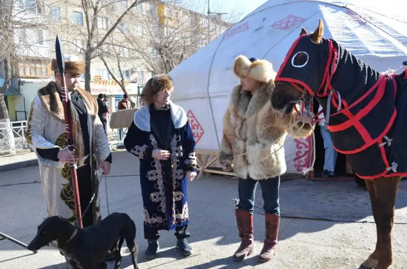 Ulytaýda eń úzdik kıiz úıdi polıtseıler tikti