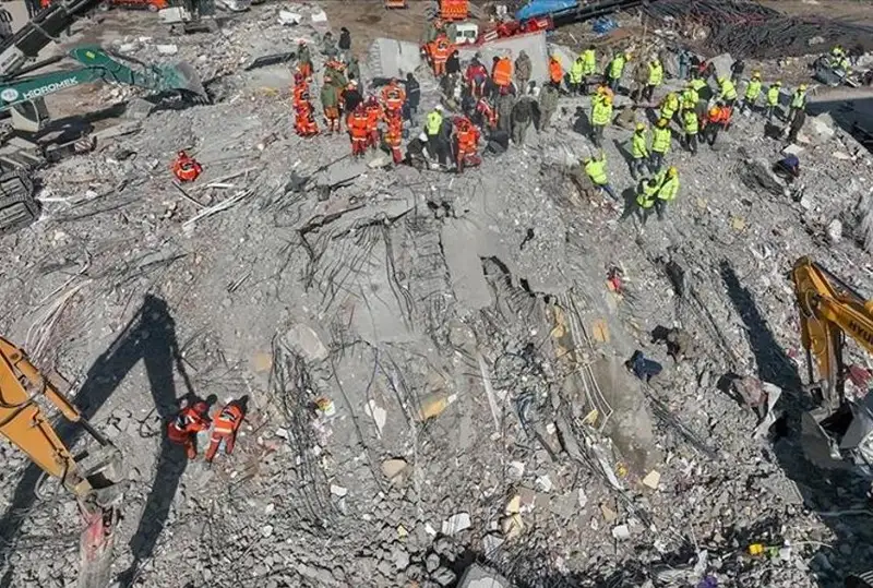 Túrkııanyń Adyıaman provıntsııasynda jer silkinisinen qıraǵan 6 úıdiń merdigeri ustaldy