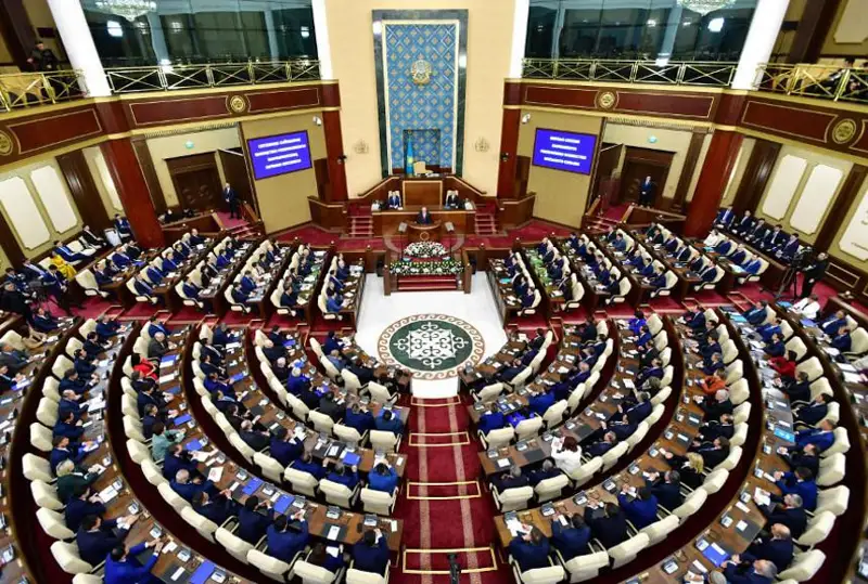 Parlamenttiń jalpy otyrystaryn telearnadan tikeleı efırde kórsetý qajet - Prezıdent