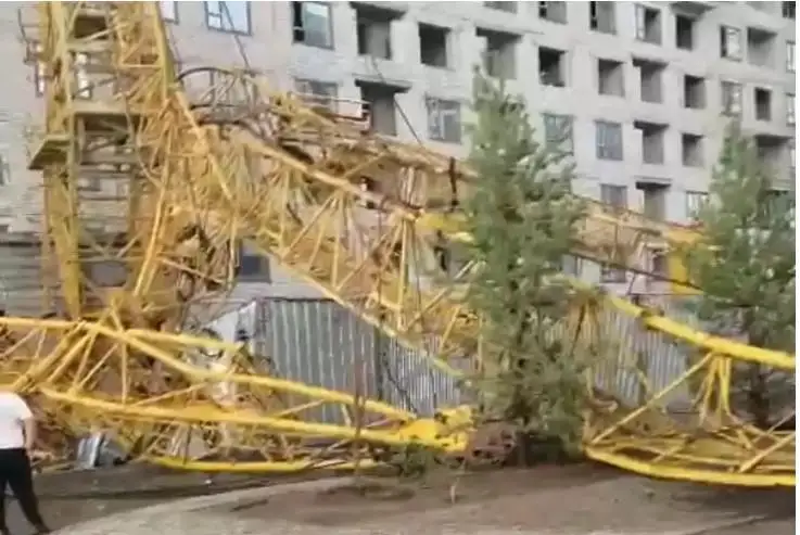 ەلوردادا قۇرىلىس الاڭىندا كران قۇلادى