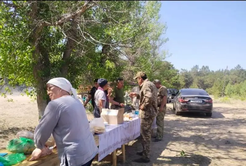 Волонтеры поддерживают пожарных в борьбе с лесным возгоранием в области Абай