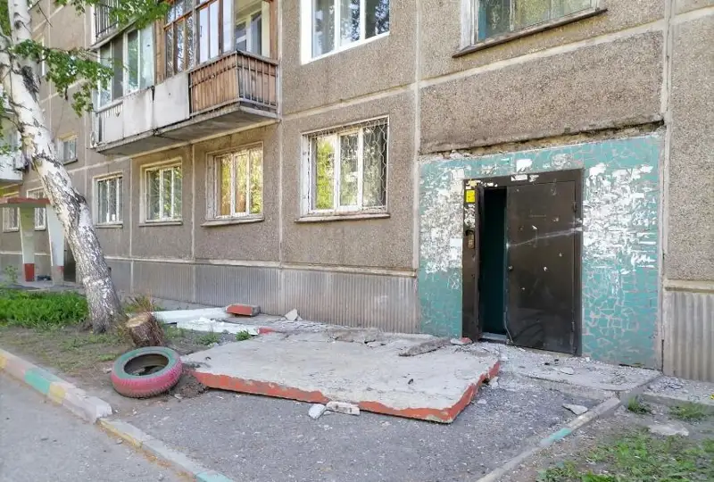 Автомобиль снес козырек подъезда в Усть-Каменогорске