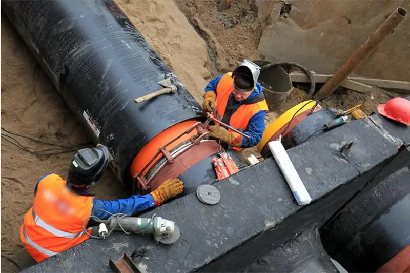 На месте порыва на теплотрассе в Рудном ведут откачку воды из тепловых камер