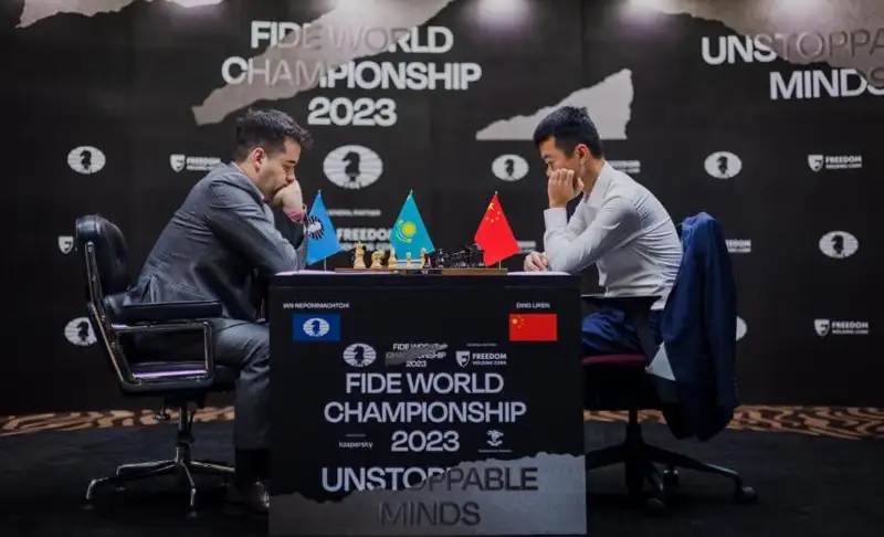 Шахмат бўйича чемпионат: Ян Непомняший ва Дин Лижэнь биринчи ўйинда дуранг ўйнашди