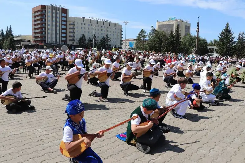 Около 1500 человек объединил флеш-моб «Домбыра» в Кокшетау