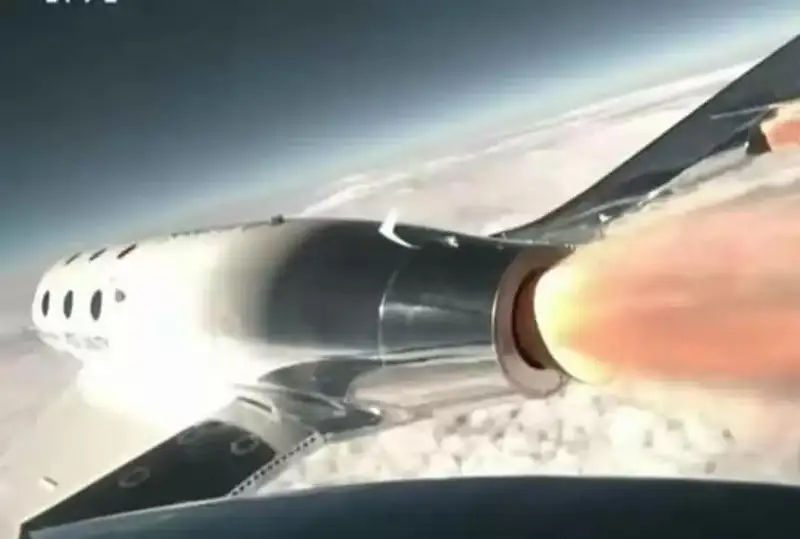 Буюк Британиялик миллиардерга тегишли космоплан коинотга илк саёҳатини амалга оширди