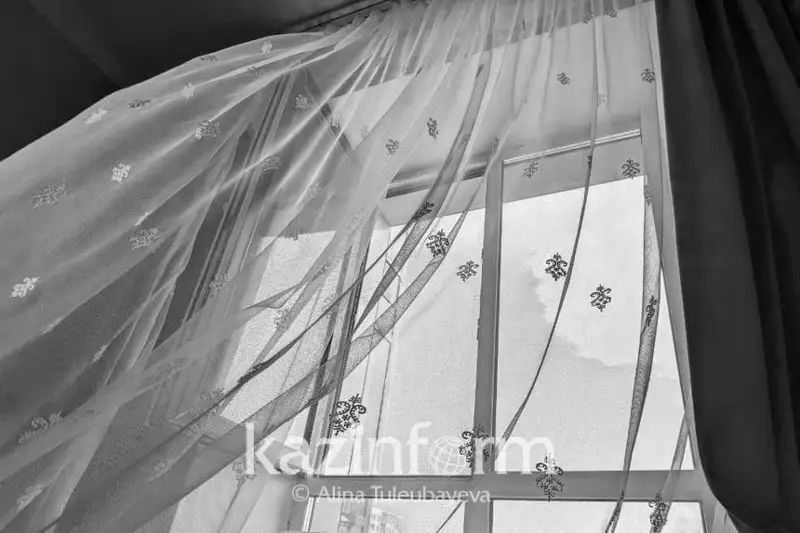 Женщина с ребенком выпали из окна 12 этажа в Астане