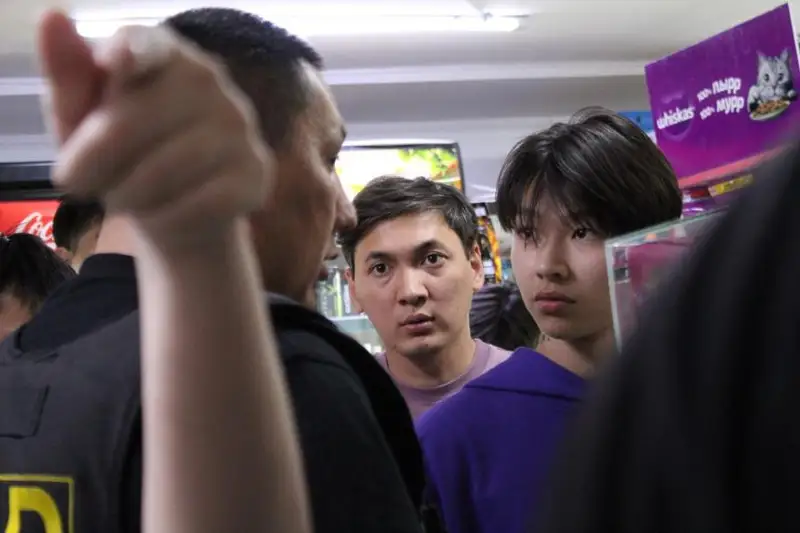 كامەلەتكە تولماعاندارعا ىشىمدىك ساتقان دۇكەندە«جاڭا ادامدار»  ەرەۋىل وتكىزدى