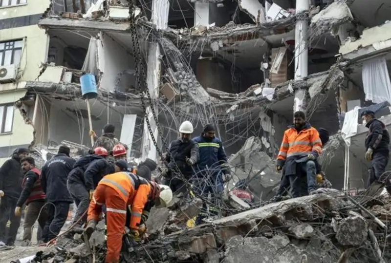 Туркиянинг айрим туманларида қутқарувчилар қидирувни тўхтатишга мажбур