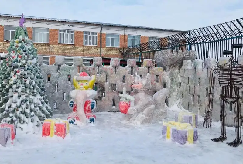 Двухметровые снежные фигуры мультгероев слепили в карагандинской колонии