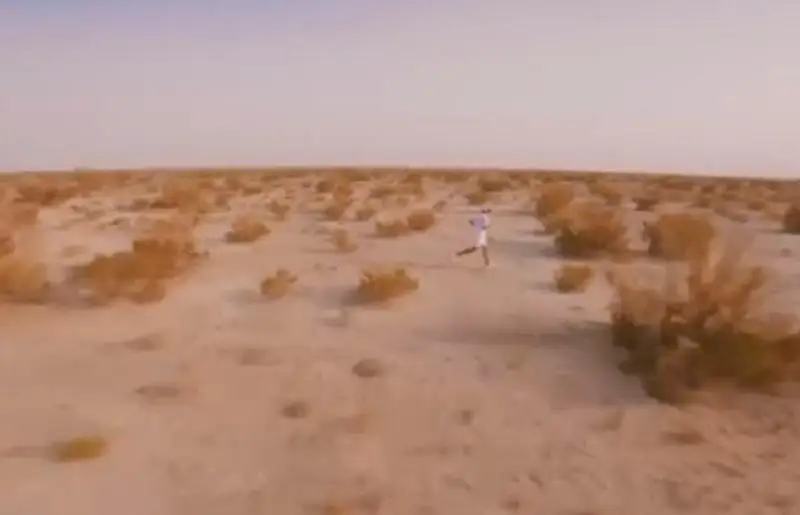 Спортсмен из Узбекистана пробежал марафон по дну Аральского моря