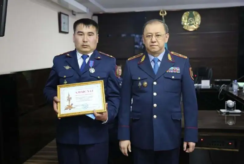 Полицейского наградили за спасение 2-летнего ребенка в Туркестане