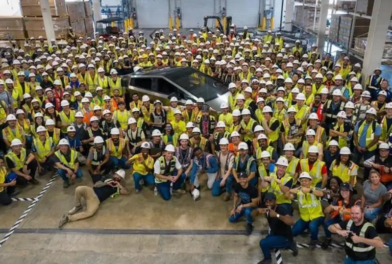 Tesla икки йиллик кечикишдан сўнг биринчи электр пикапни ишлаб чиқди