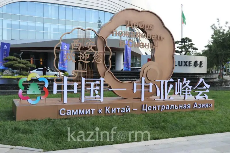 Фоторепортаж: Как работает пресс-центр Саммита «Центральная Азия - Китай»
