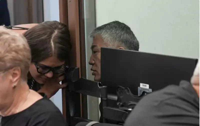 ايسۇلتان نازاربايەۆتىڭ بۇرىنعى ايەلى اكەسىنىڭ سوتىنا كەلدى