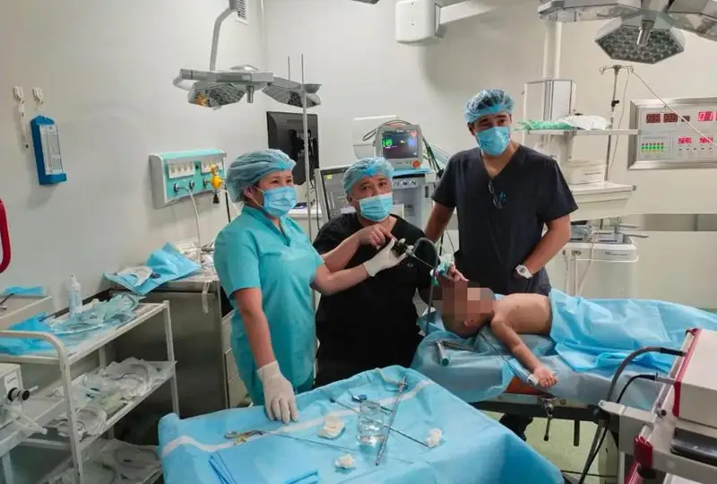 Almatyda 8 jasar oqýshy qalamnyń ishindegi serippeni jutyp qoıdy