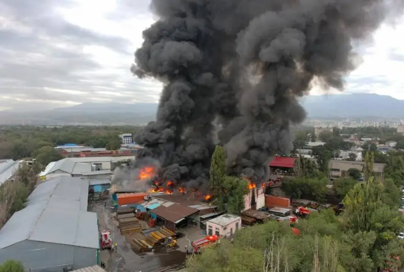 Крупный пожар произошел в районе барахолки в Алматы