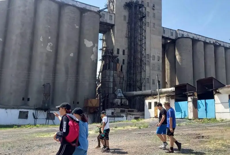 Сельским детям в Павлодарской области устраивают туры на элеватор