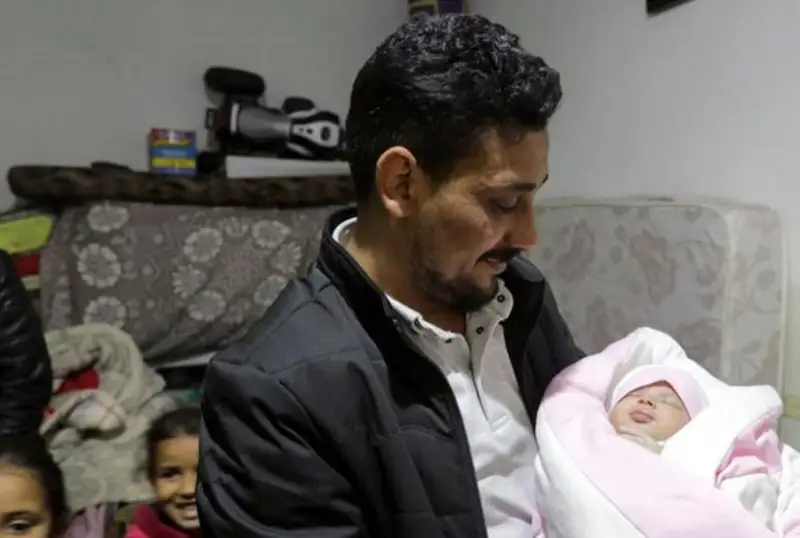 Чудом спасенную из-под завалов в Сирии новорожденную удочерили