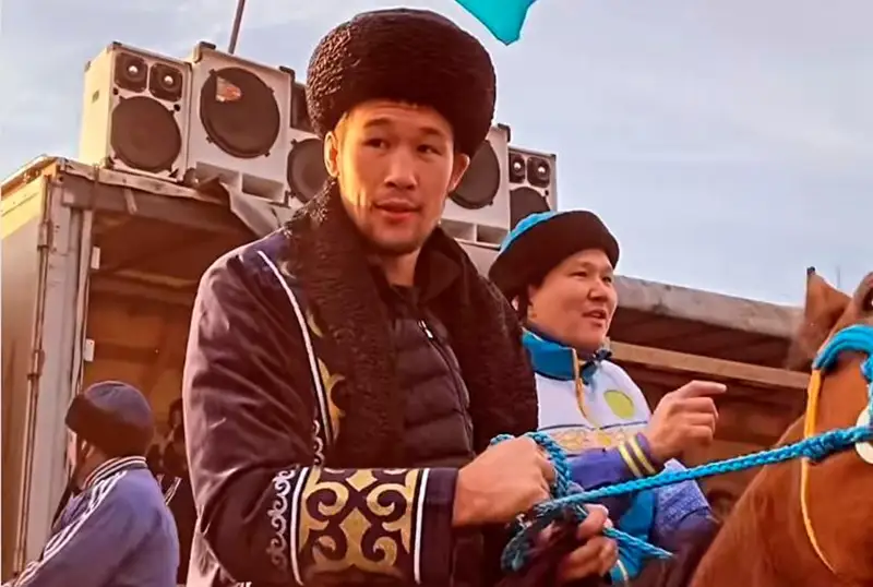 Elordalyqtar Shavkat Rahmonovqa shapan jaýyp, at mingizdi